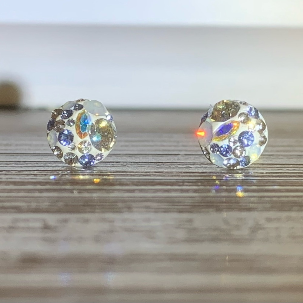 Circular crystalline studs